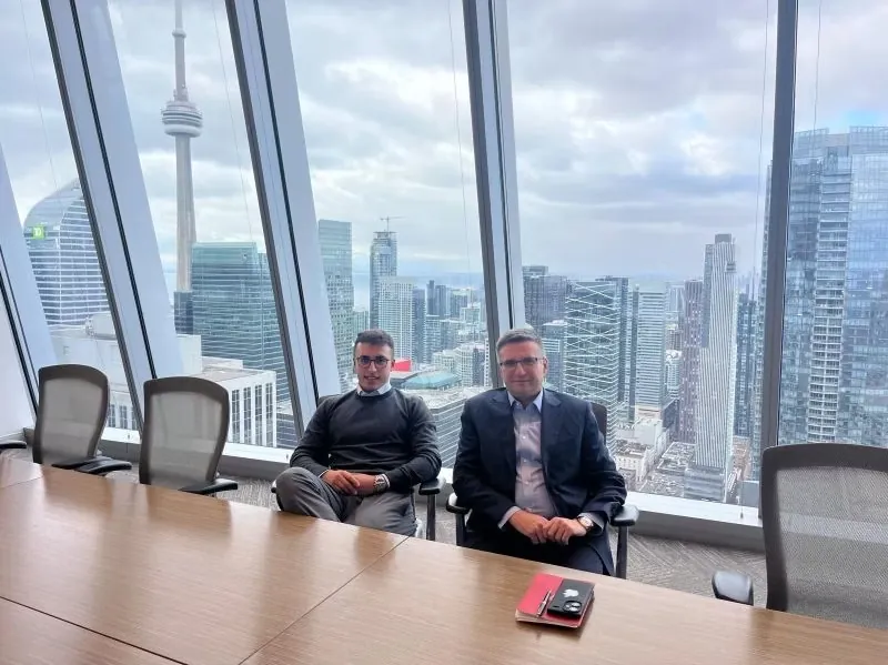 Il team D&O in una sala riunioni con vista sullo skyline della città